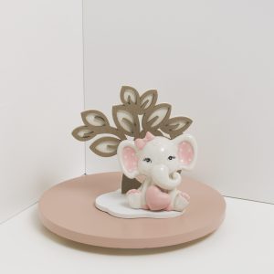 Elefante rosa con albero