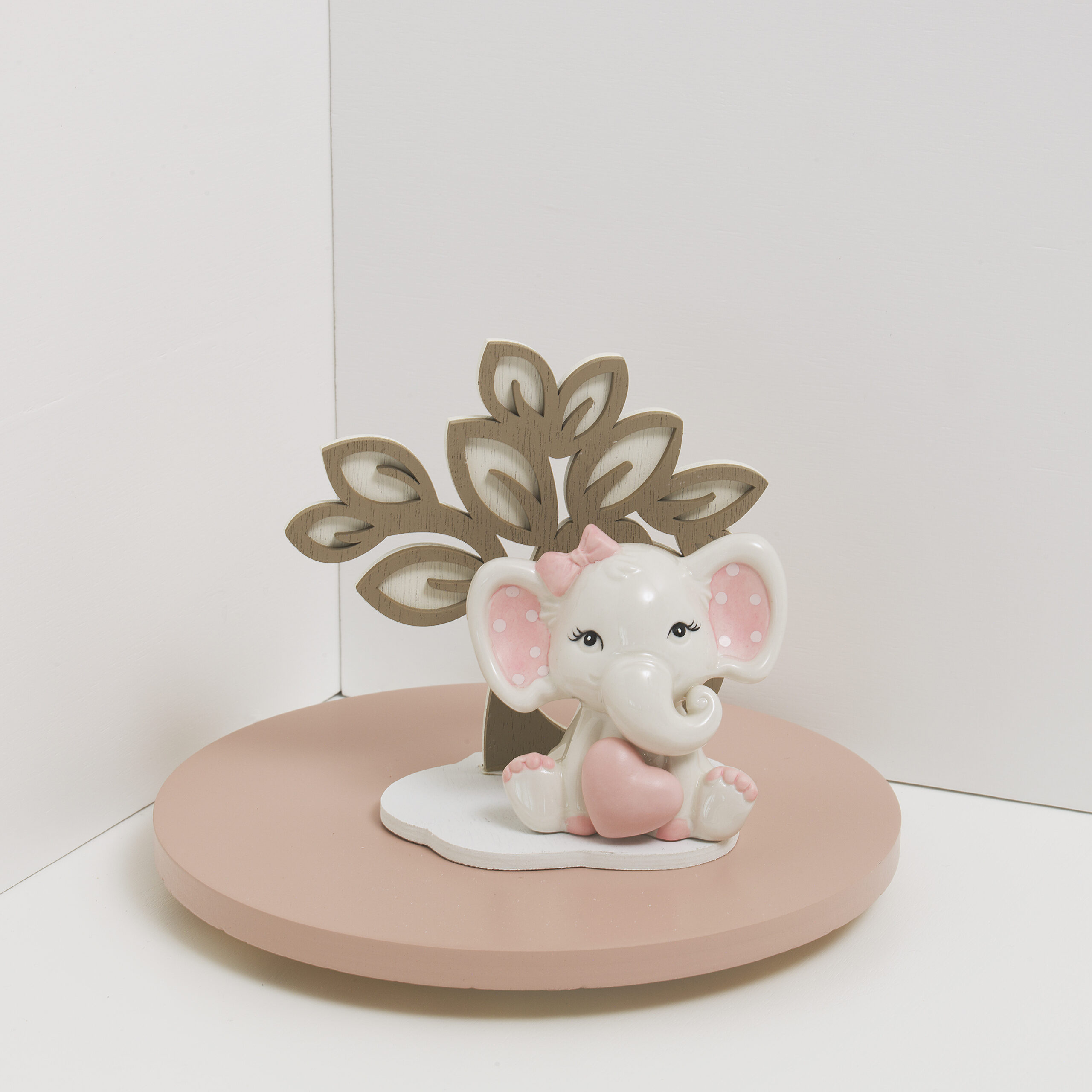 Elefante rosa con albero
