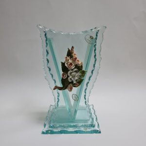 Vaso cristallo e fiori in Capodimonte